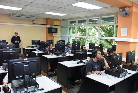 Estudiantes en computadoras