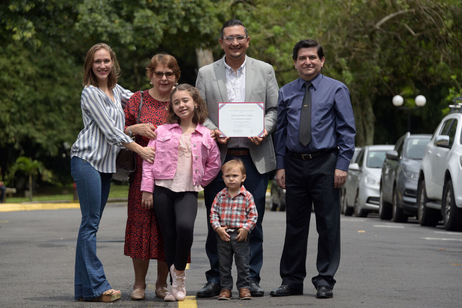 Carlos Gutiérrez Vargas con su familia en la graduación
