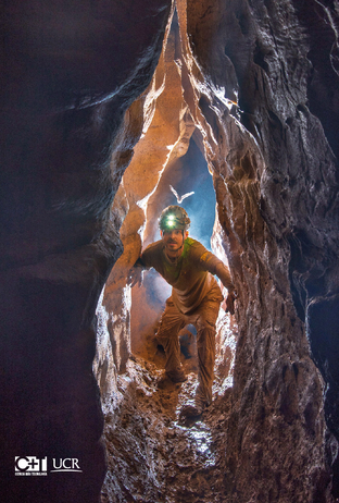 El espeleólogo Scott Trescott en uno de los pasajes de la cueva Higuera, en Venado de San Carlos. …