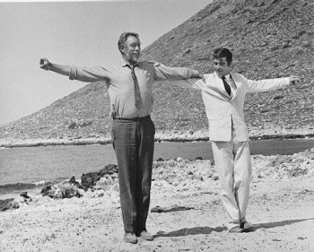 Anthony Quin y Alan Bates en una de las escenas de la pelicula Zorba el Griego.