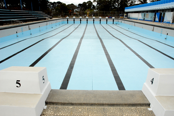 La piscina olímpica y la piscina de clavados recibieron pintura e iluminación nueva, además el …