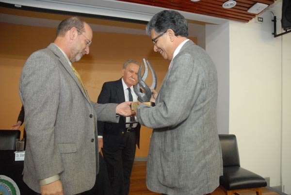 El Dr. Luis Rosero Bixby del INISA y del CCP recibió su reconocimiento de manos del vicerrector …