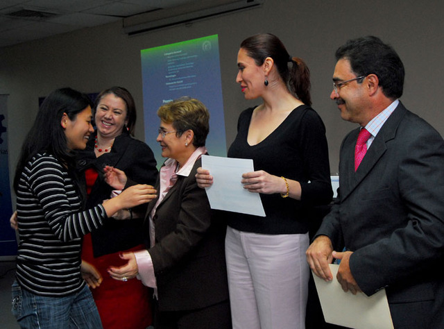 Felisa Feng, de la Escuela de Medicina, compartió su triunfo con la Rectora Yamileth González, en …