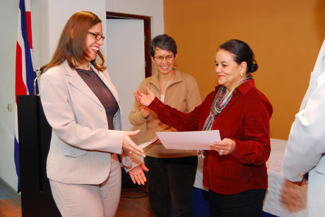 La M.Sc. Julieta Castro entrega el certificado de participación a una de las alumnas capacitadas. …