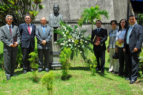 Familiares del Lic. Baudrit y autoridades de la UCR colocaron una ofrenda floral ante el busto de …