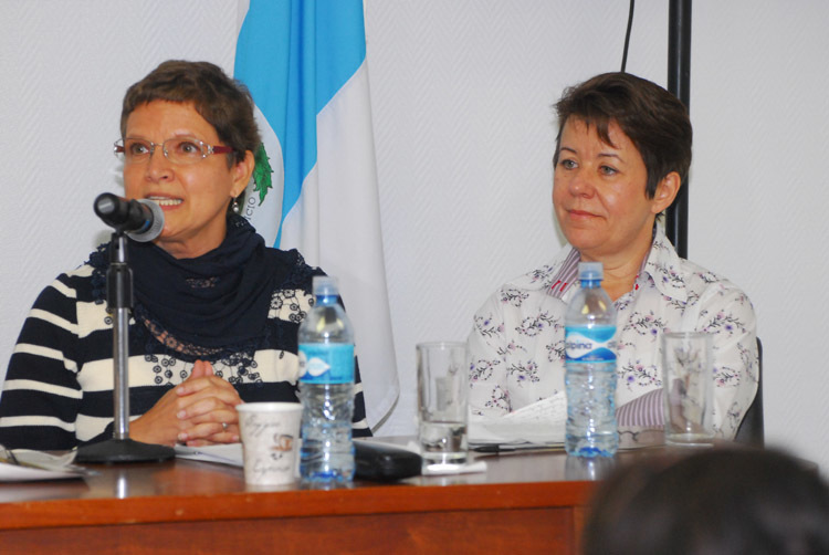 La M.Sc. Lorena Camacho, de la UCR, y la Dra. Patricia Alvarenga, historiadora de la UNA, se …