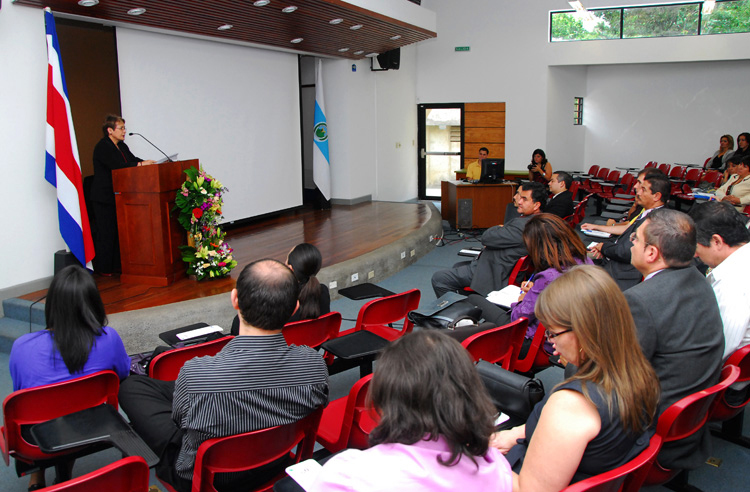 La rectora de la UCR, Dra. Yamileth González, agradeció la capacitación técnica que la academia …
