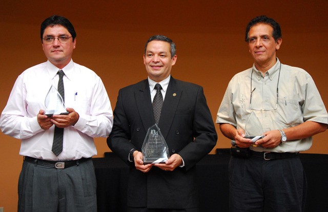 Abel Brenes (al centro) y  los primeros instructores  de la academia Alexander Flores y Mario …