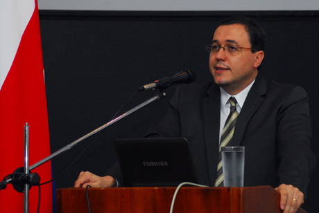 El Dr. Alfredo Chirino explicó la importancia de legislar en relación con el acceso a la …