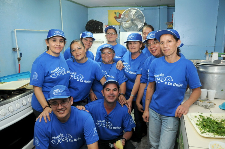 El grupo de voluntarios de la Escuela de Nutrición, de la Municipalidad de La Unión, de la …