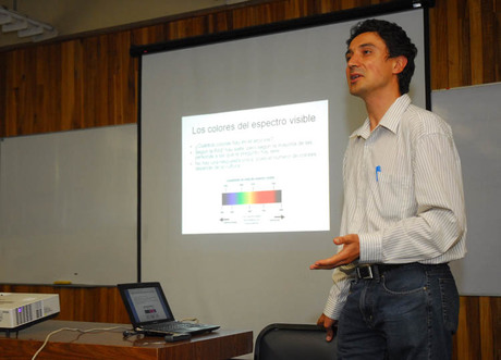 El Dr. Ernesto Montero explicó cómo es que el ojo humano percibe los colores (foto Laura …