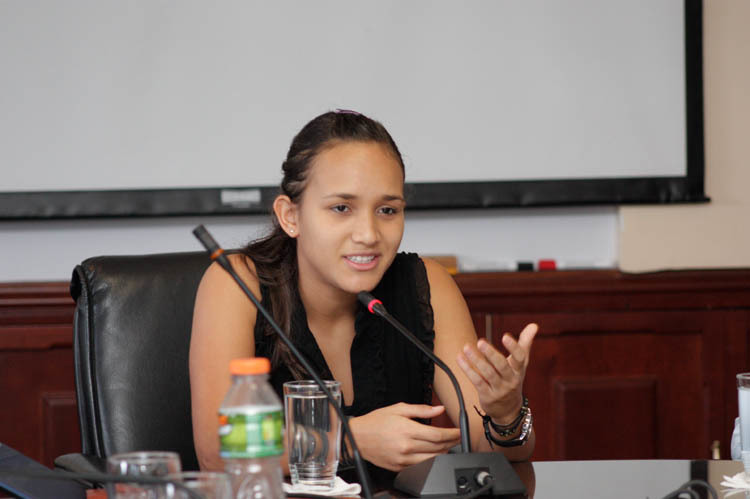 María Isabel Victoria Torres, representante estudiantil hizo la propuesta ante el plenario del …