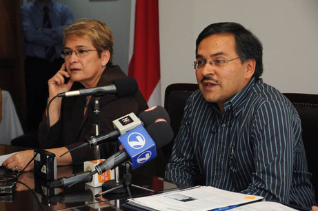La rectora Dra. Yamileth González y el Dr. Ralph García, director del Cicanum, explicaron a la …