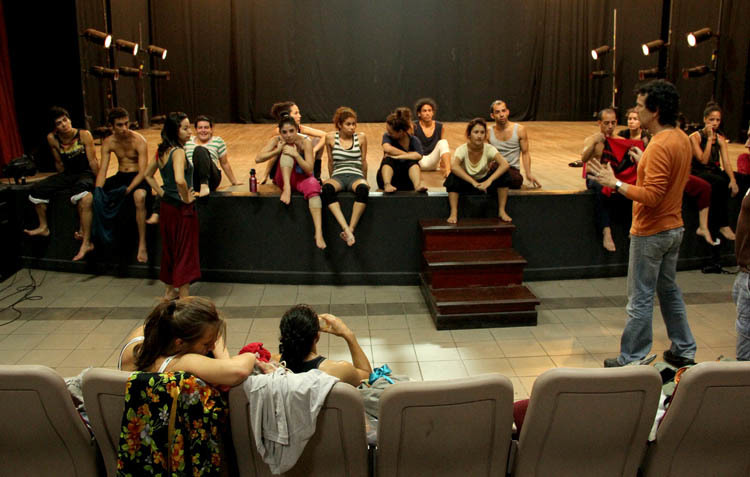 Luis Piedra da instrucciones a las bailarinas y los bailarines de Danza Abierta durante un ensayo …