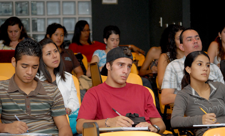 Los estudiantes de la UCR participan en diversos proyectos de investigación y acción social, …