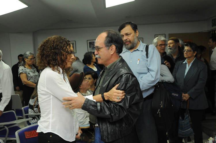 Gran cantidad de personas de la comunidad universitaria se acercaron a la viuda de José Merino …