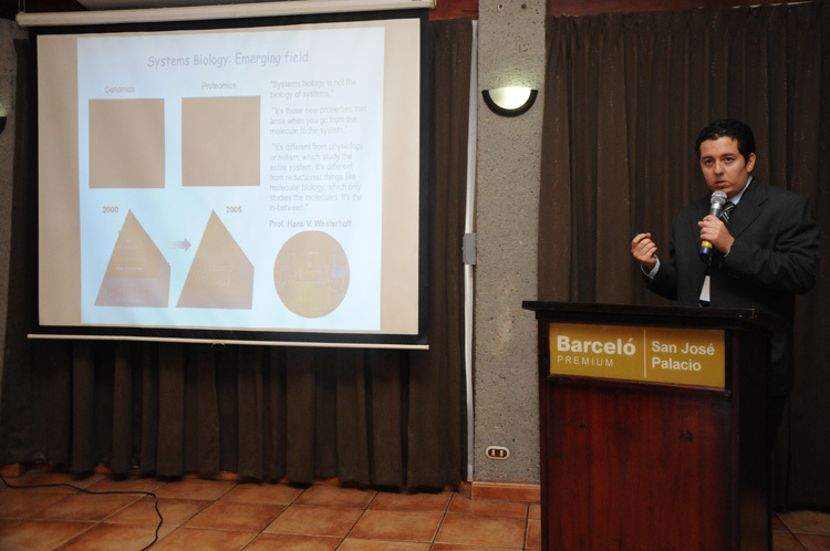 El Dr. Rodrigo Mora, investigador de la UCR, expuso en el congreso su trabajo sobre cáncer, …