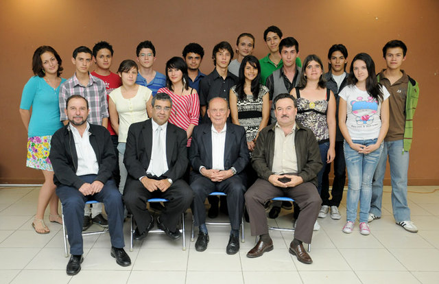 Los dieciséis estudiantes galardonados este año junto con los Srs. José Antonio Guilá, Carlos …