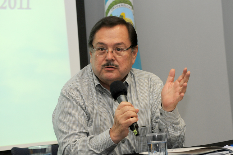 El Lic. Armando Vargas Araya manifestó que debería existir un mandato presidencial que obligue a …
