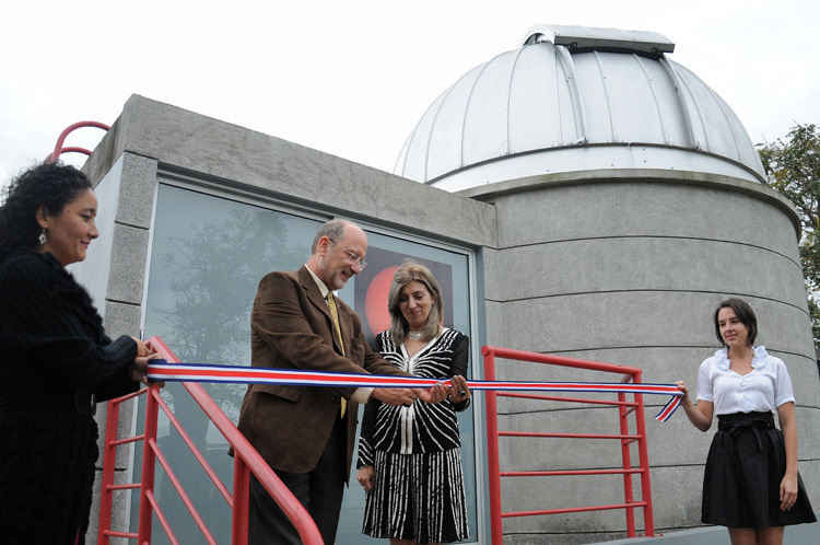 El rector de la UCR, Dr. Henning Jensen y la directora del Centro de Investigaciones Espaciales, …