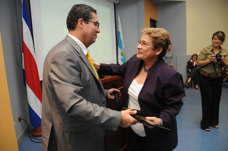 El personal del Prosic le hizo un reconocimiento a la Dra. Yamileth González, a un día de dejar …