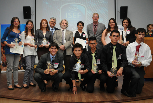 Los estudiantes finalistas junto con los ministros de Ciencia y Tecnología Alejandro Cruz y de …