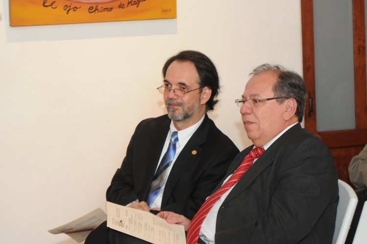 El director de la Escuela de Artes Plásticas Erick Hidalgo acompañado por el vicerrector de …