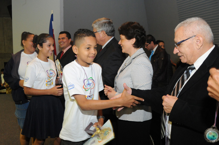 El vicepresidente del Conicit Dr. Walter Fernández entrega a Aldier Cortés y Shanaya Arteaga, de …