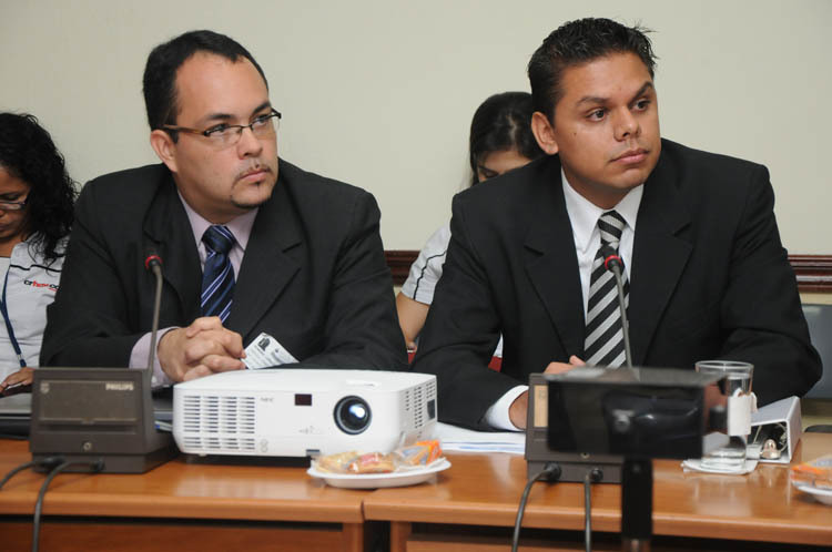 El Ing. Luis Guillermo Loría Salazar (izq.) fue quien expuso el informe ante la comisión …