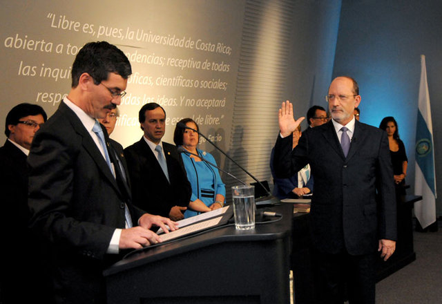 Al filo del mediodía, el Dr. José Ángel Vargas, director del Consejo Universitario, recibió el …