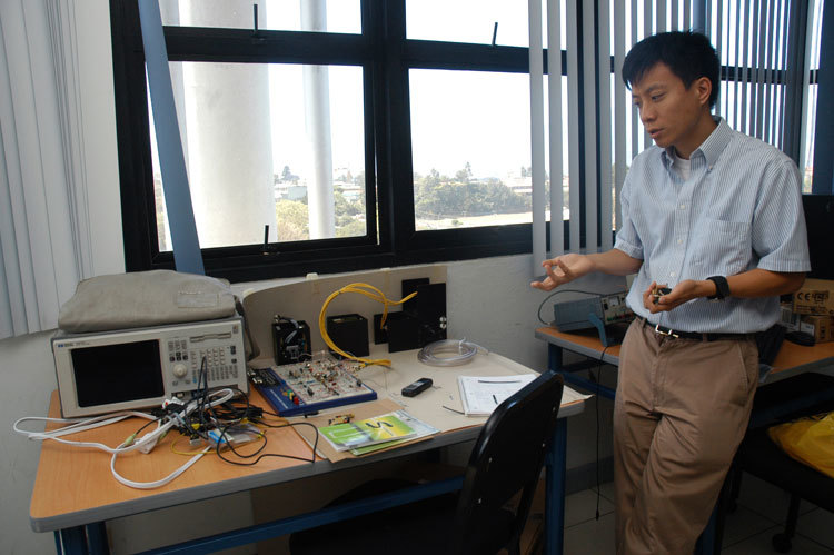 El Dr. Lochi Yu, de Ingeniería Eléctrica, presentará el espectáculo de música y láser …