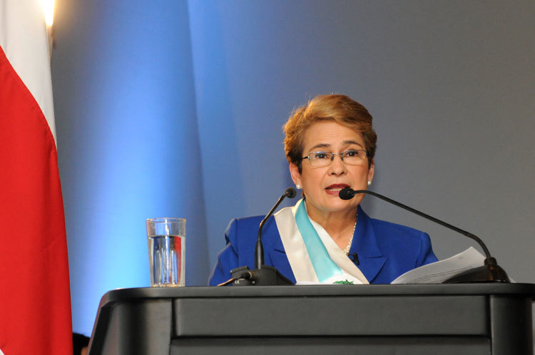 En su última alocución como rectora, la Dra. Yamileth González agradeció el honor de haber …