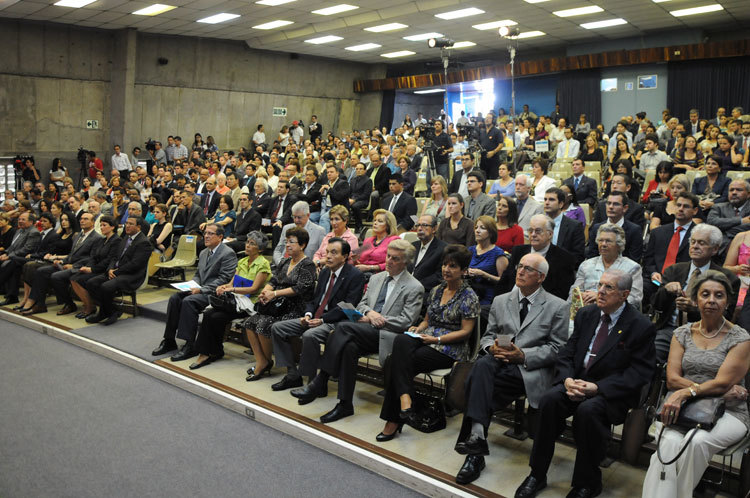 El auditorio de Derecho albergó a gran cantidad de personas invitadas al cambio de poderes (foto …