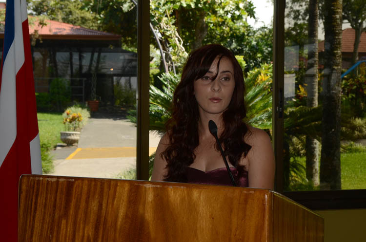 Zaida Elena Chaves Rodríguez, en representación de los graduandos, agradeció la oportunidad de …