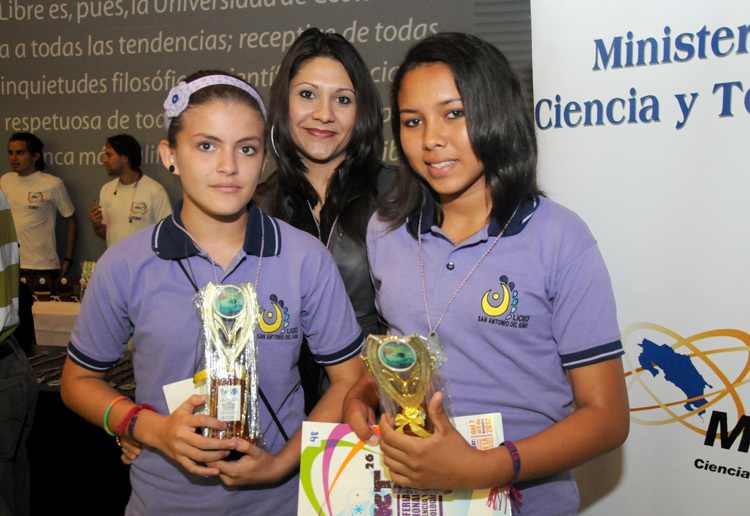 Serlin López y Keisy García, del Liceo San Antonio del Humo, muestran el premio que recibieron …