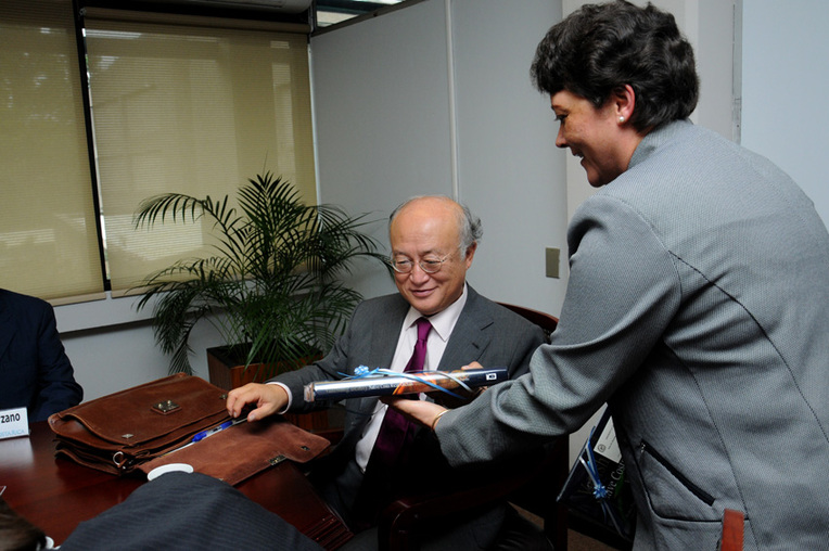 El director general del OIEA recibió de la Dra. Alice Pérez un presente de la UCR, que consistió …