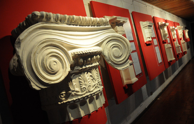 Capiteles y relieves arquitectónicos expuestos en la Galería de la Facultad de Bellas Artes (foto …