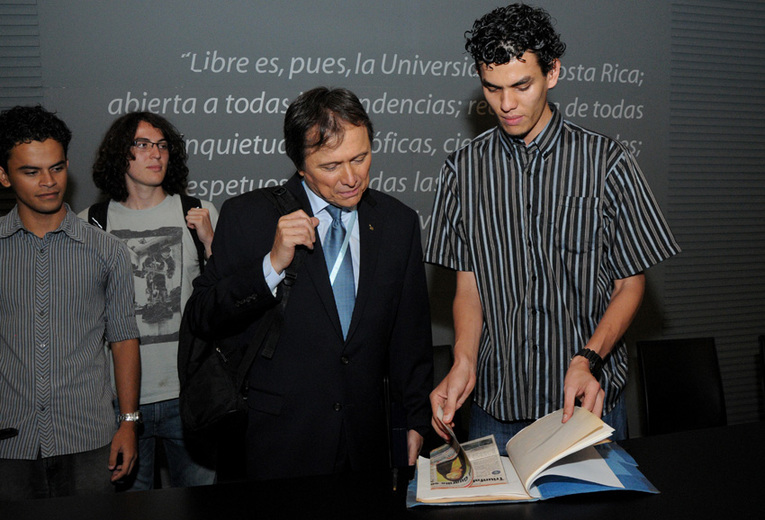 David Gutiérrez Morera le mostró al homenajeado el álbum de recortes de periódico que ha venido …