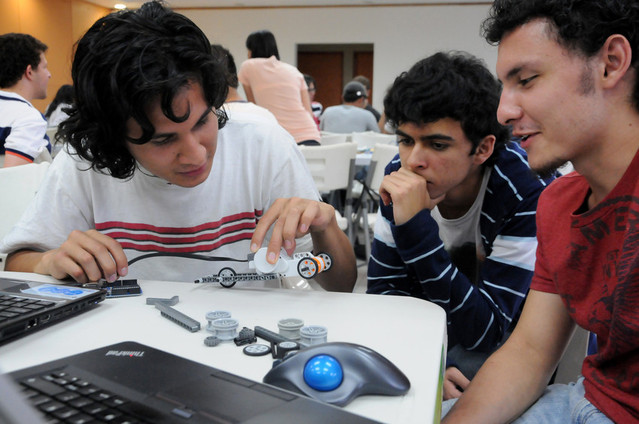 Jóvenes costarricenses tendrán la oportunidad de demostrar su inventiva en el RobotiFest 2013 que …