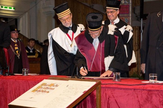 El Dr. Henning Jensen fue uno de los 23 rectores del mundo que suscribió la Carta Magna …