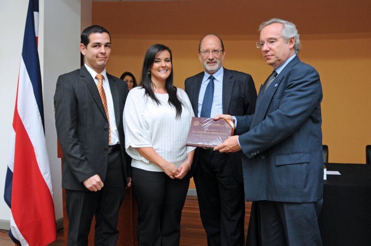 Carlos y Pamela García Garbanzo, recibieron el reconocimiento que la Institución hizo a su padre …