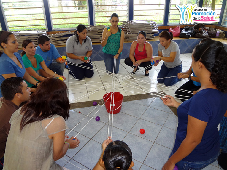 Actividad recreativa para fortalecer la comunicación y el trabajo en equipo (foto Sonia Vargas …
