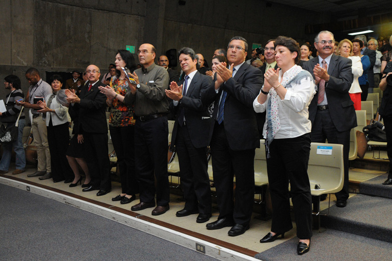 El  auditorio le aplaudió de  pie al astronauta y científico homenajeado (foto Laura Rodríguez).