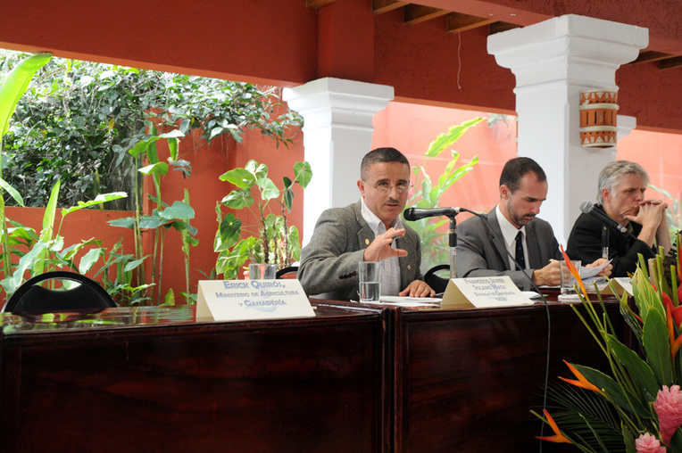 Erick Quirós, representante del MAG, dejó el foro durante la presentación de Nicolás Boeglin …