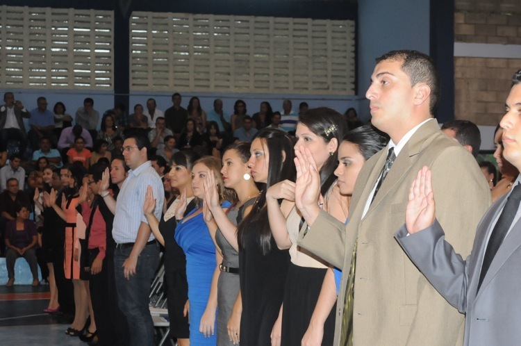 Los estudiantes se juramentaron antes de recibir el título (foto Grettel Rojas Vásquez).