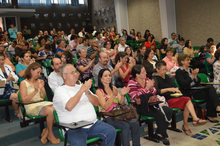 Familiares y amigos de los graduandos llenaron el auditorio de la Facultad de Educación (foto …