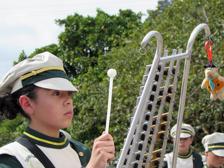 Niño tocando lira