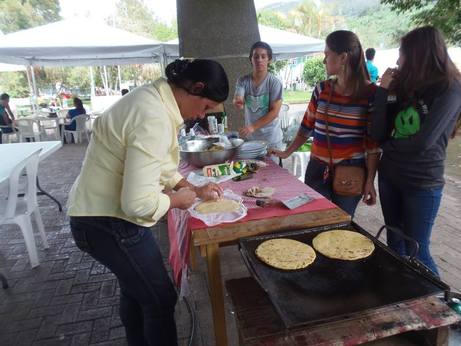 Mujer haciendo tortillas