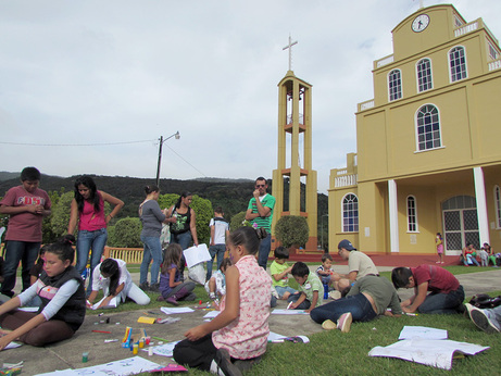 Niños pintando