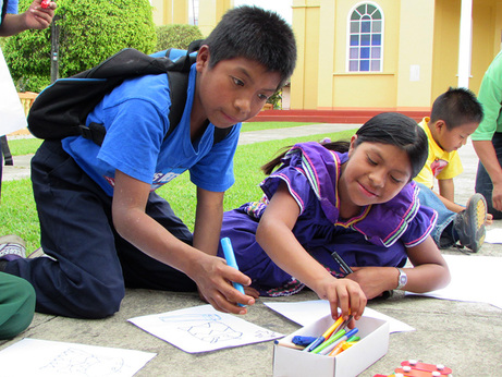 Niños indígenas pintando